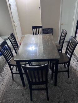Expandable dining table comes with 8chairs you only see 6 chairs because is to big for our dining room in good condition