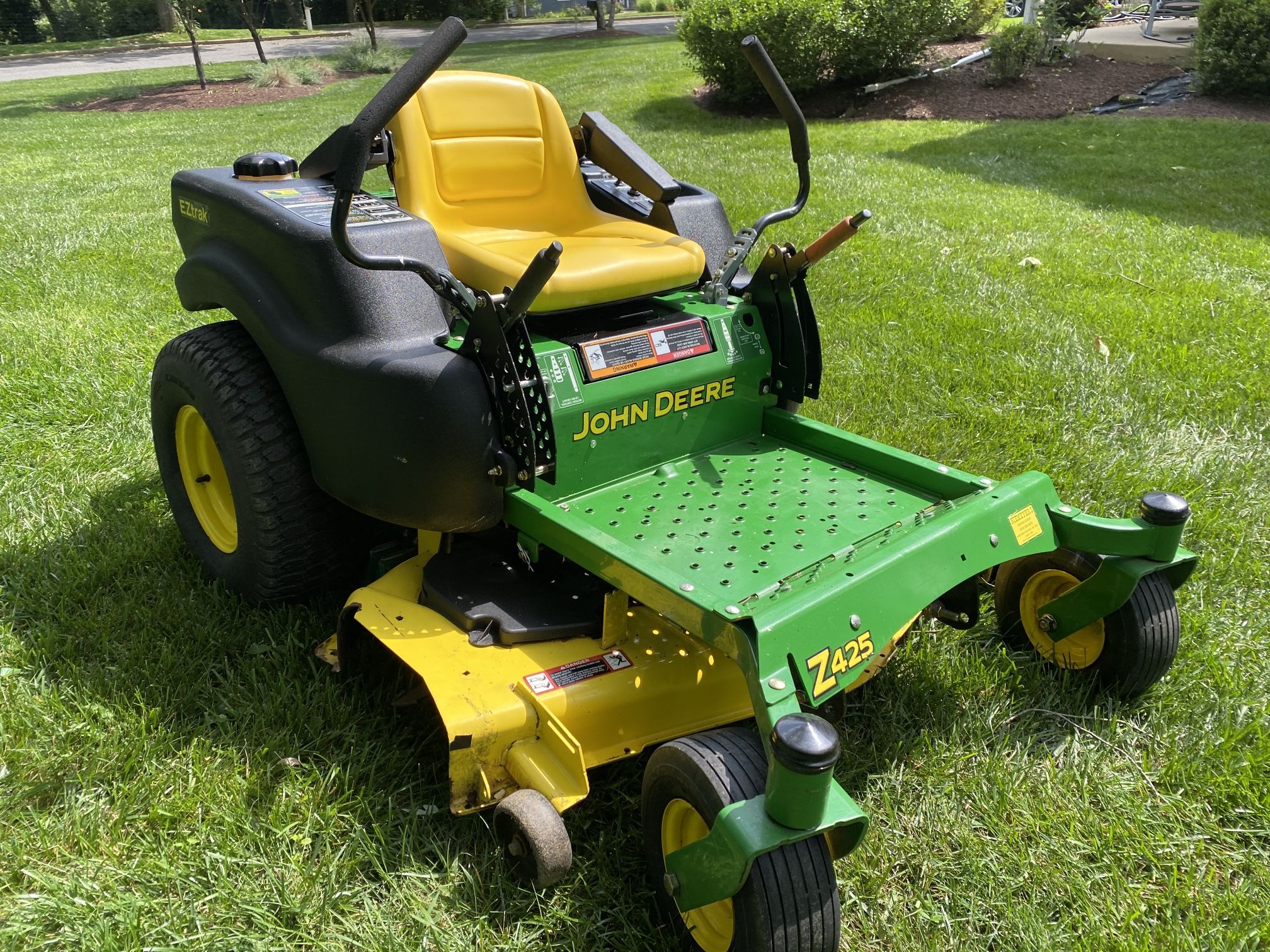 John Deere Z425 zero turn riding mower 48”