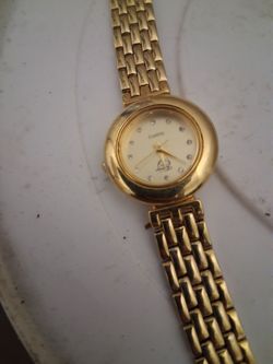 vintage gold-tone women’s quartz wristwatch