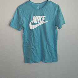 Nike Women’s The Nike Tee Size Small