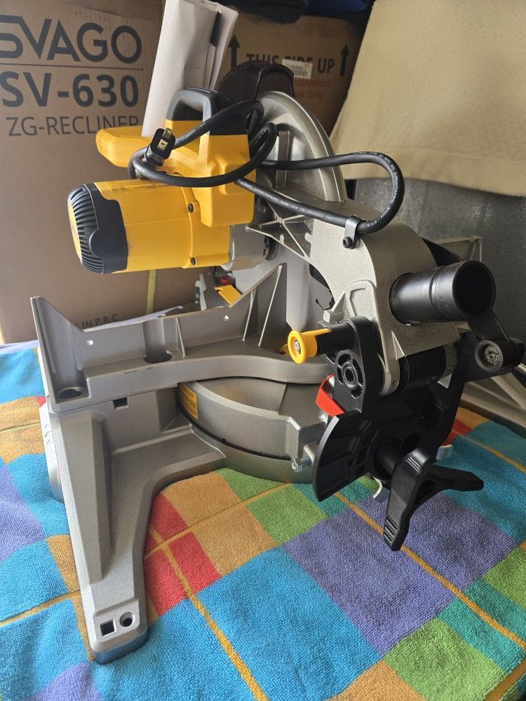 Dewalt 15 Amp Corded 12 in. Single Bevel Compound Miter Saw