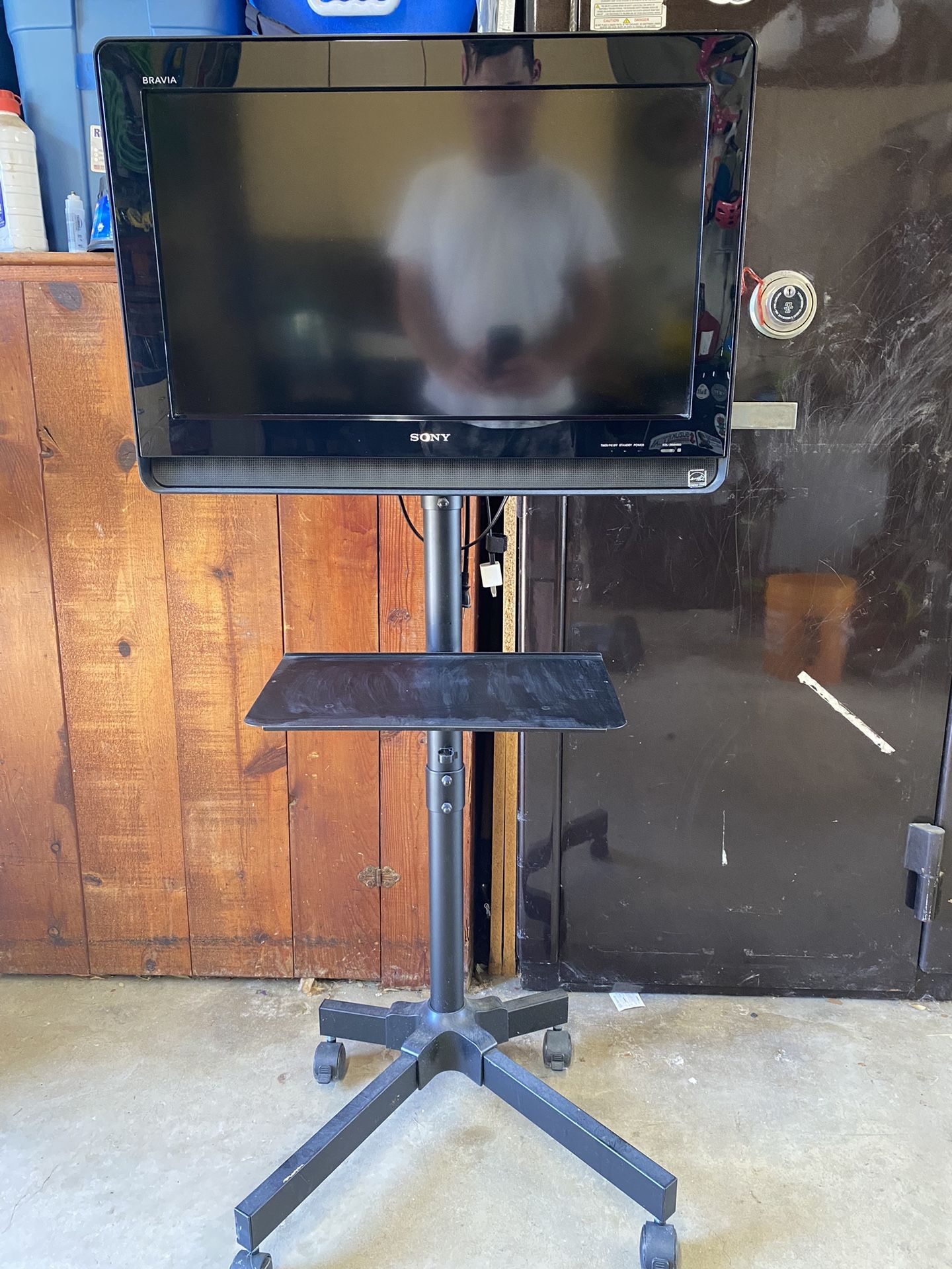 26” Sony Flat Screen Tv On Stand 