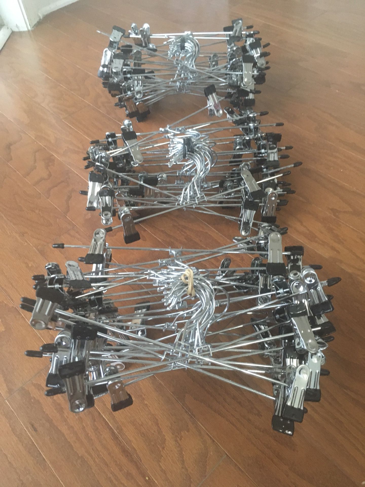 85 PANTS HANGER WITH CLIPS. PAQUETE DE PERCHAS PARA PANTALONES (85perchas)