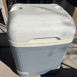 Igloo Cooler With Handle And Wheels 20.00 Used