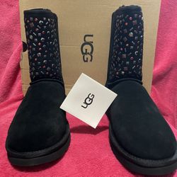 New!! Ugg Size 10 Woman’s Classic Short Stud ll Boots Black