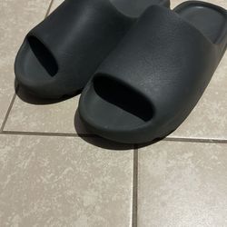 Black Yeezy slides size 7