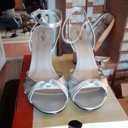 East 5th Women's 8 Silver Heeled Sandals