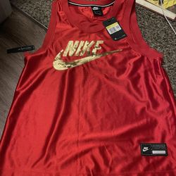 new woman’s Nike jersey small 