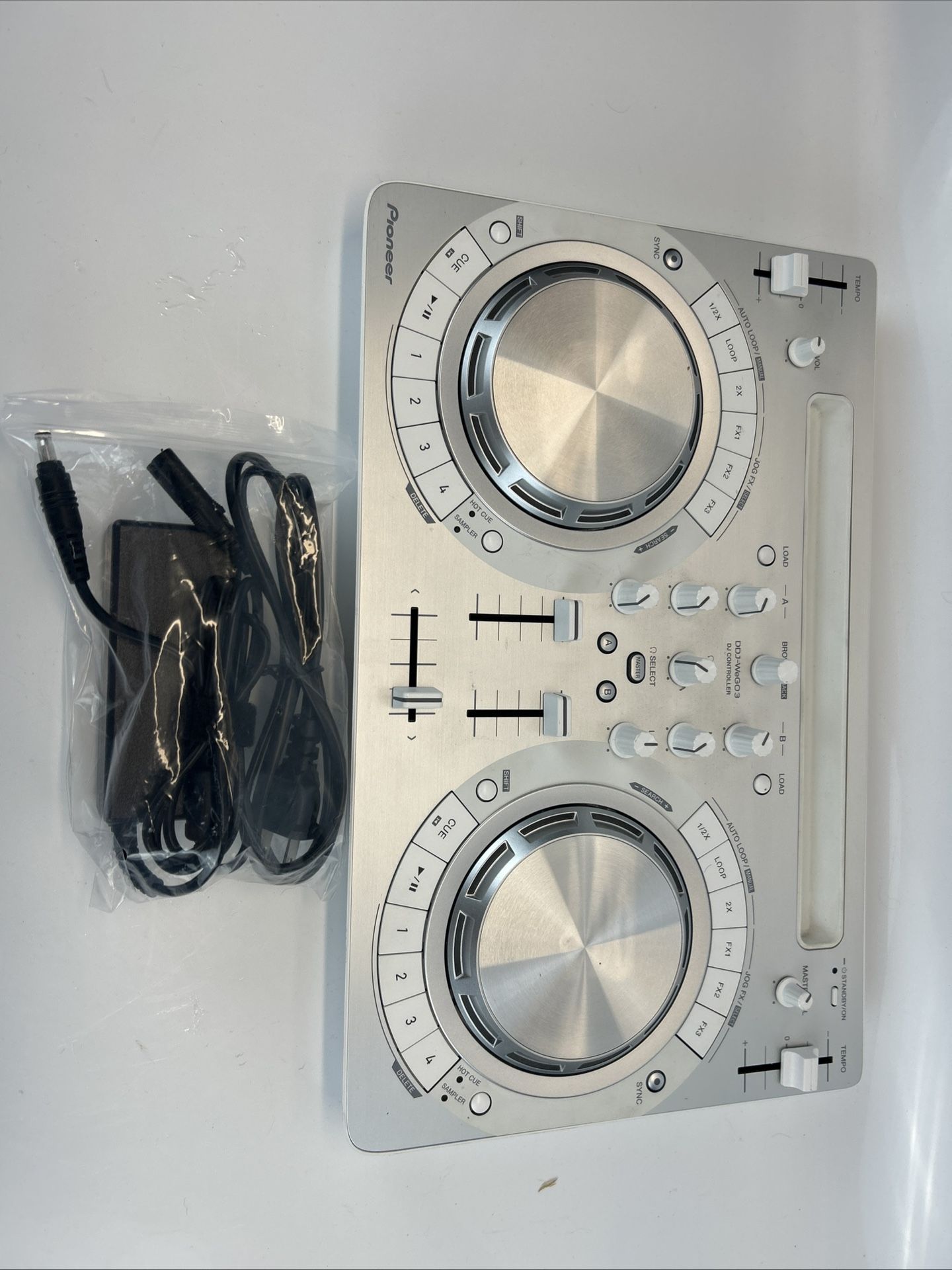 Pioneer DDJ-WEGO3-W White DJ Controller – Tested Working – Japan – w/ Power Cord