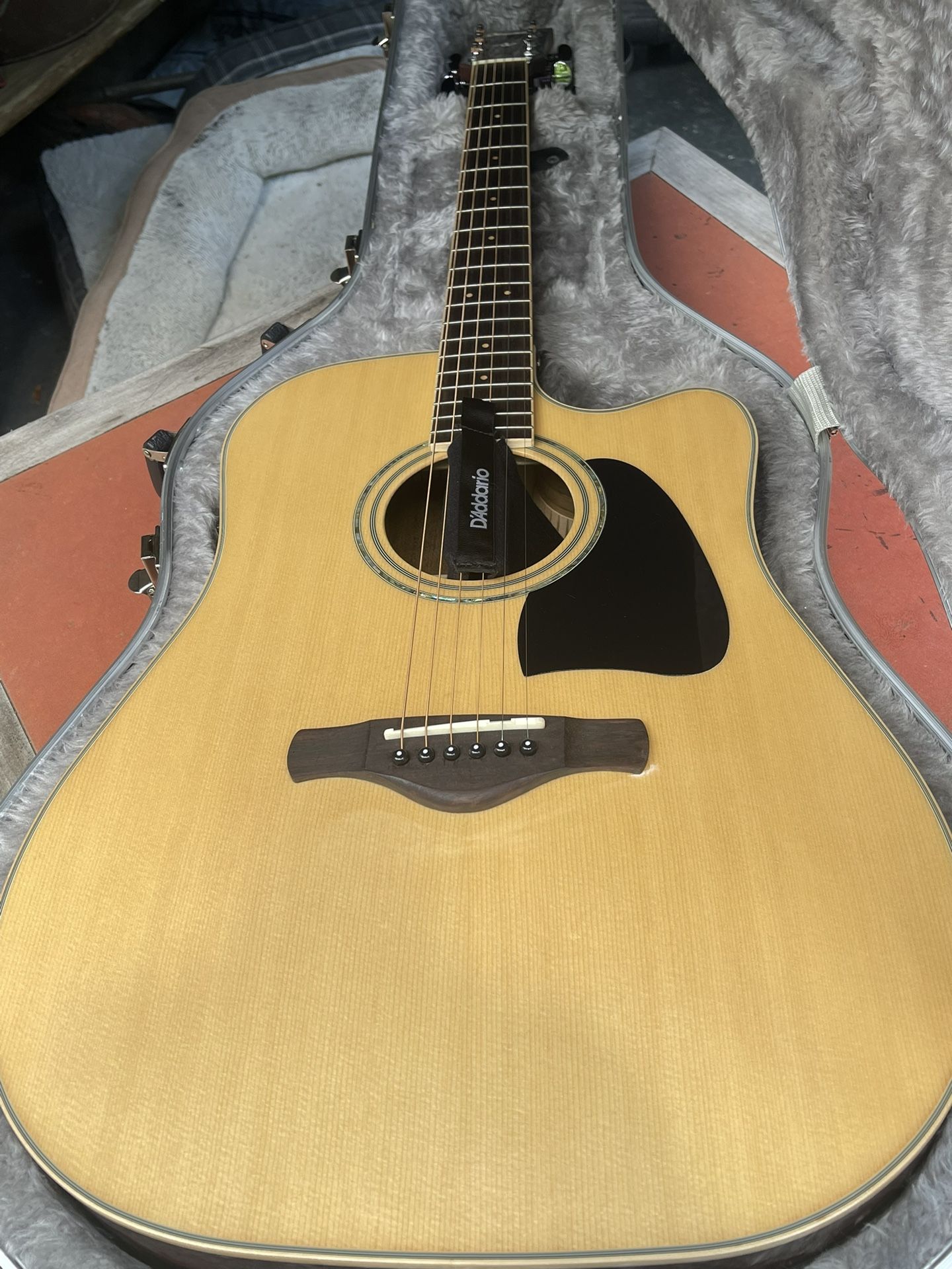 Ibanez AW535 Sitka Spruce Dreadnaught with Roadrunner Case