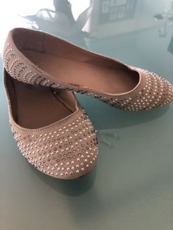 Women’s flat shoes with stones size 6 like new! Must see!