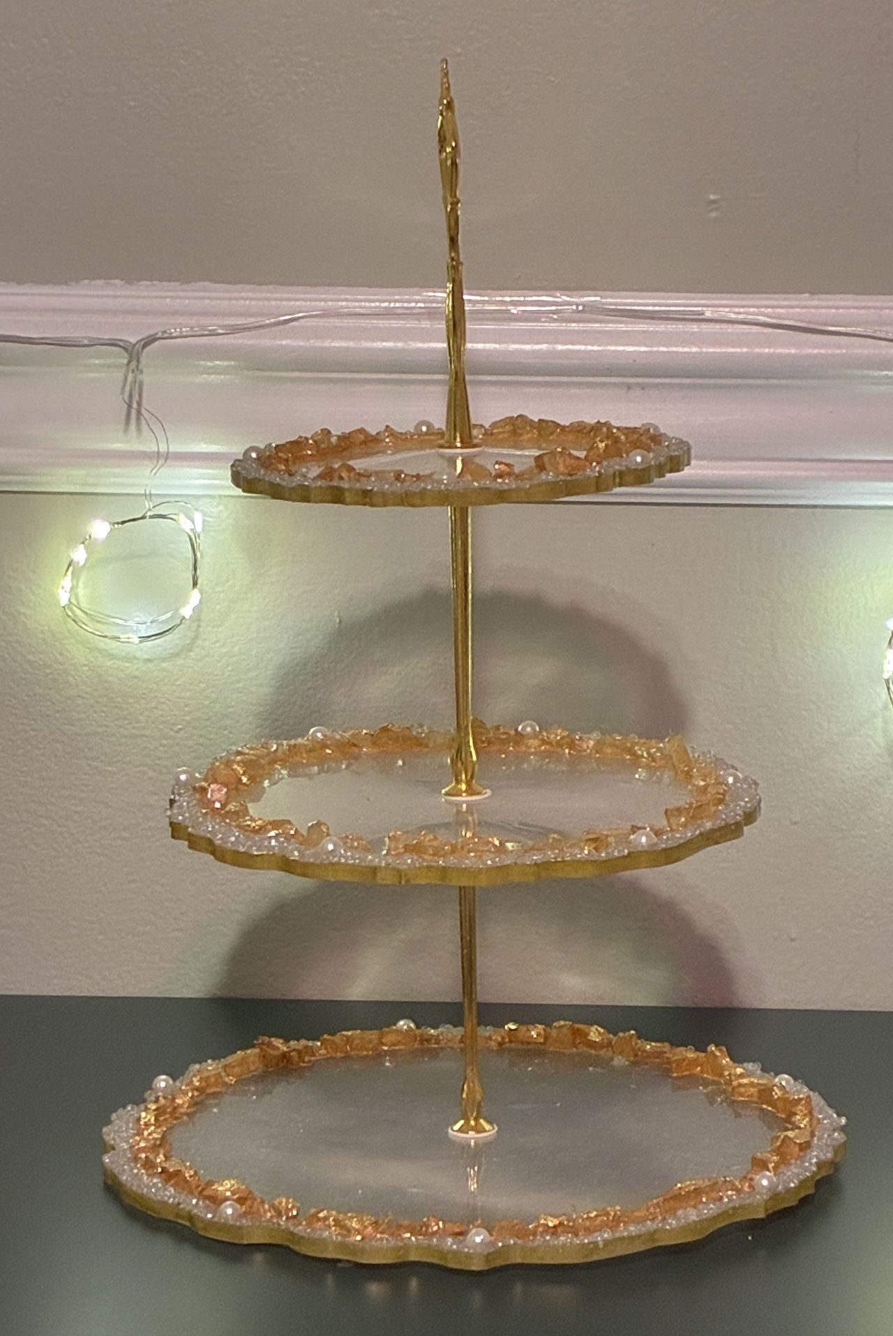 Handmade White Resin 3-Tier Tray with Gold Detailing – Elegant Home Decor Bandeja de Resina Blanca de 3 Niveles Hecha a Mano con Detalles Dorados – De
