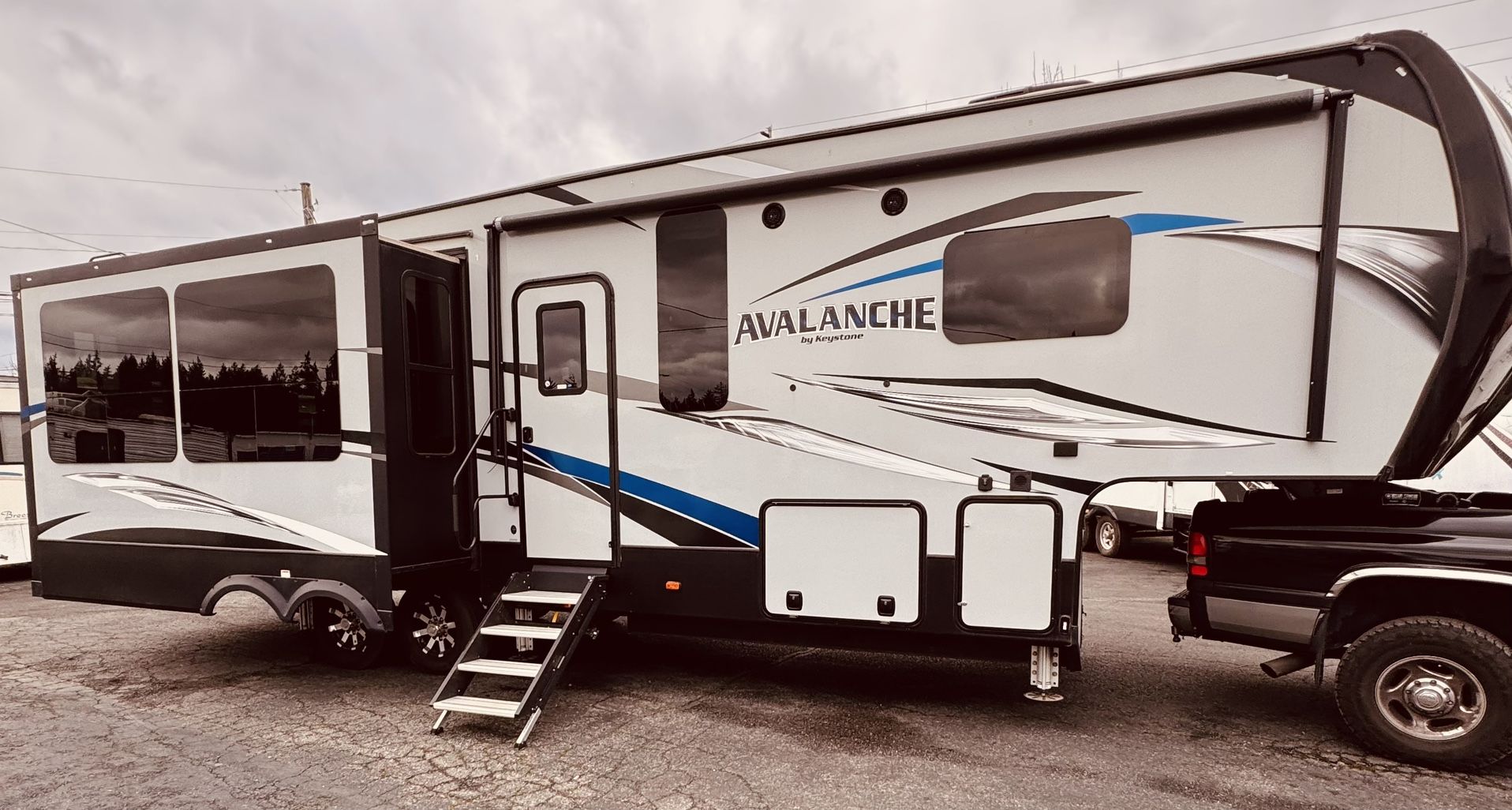 2019 35FT Keystone Avalanche – Triple Slide Luxury Fifth Wheel