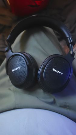 Sony MDR MV1 studio
