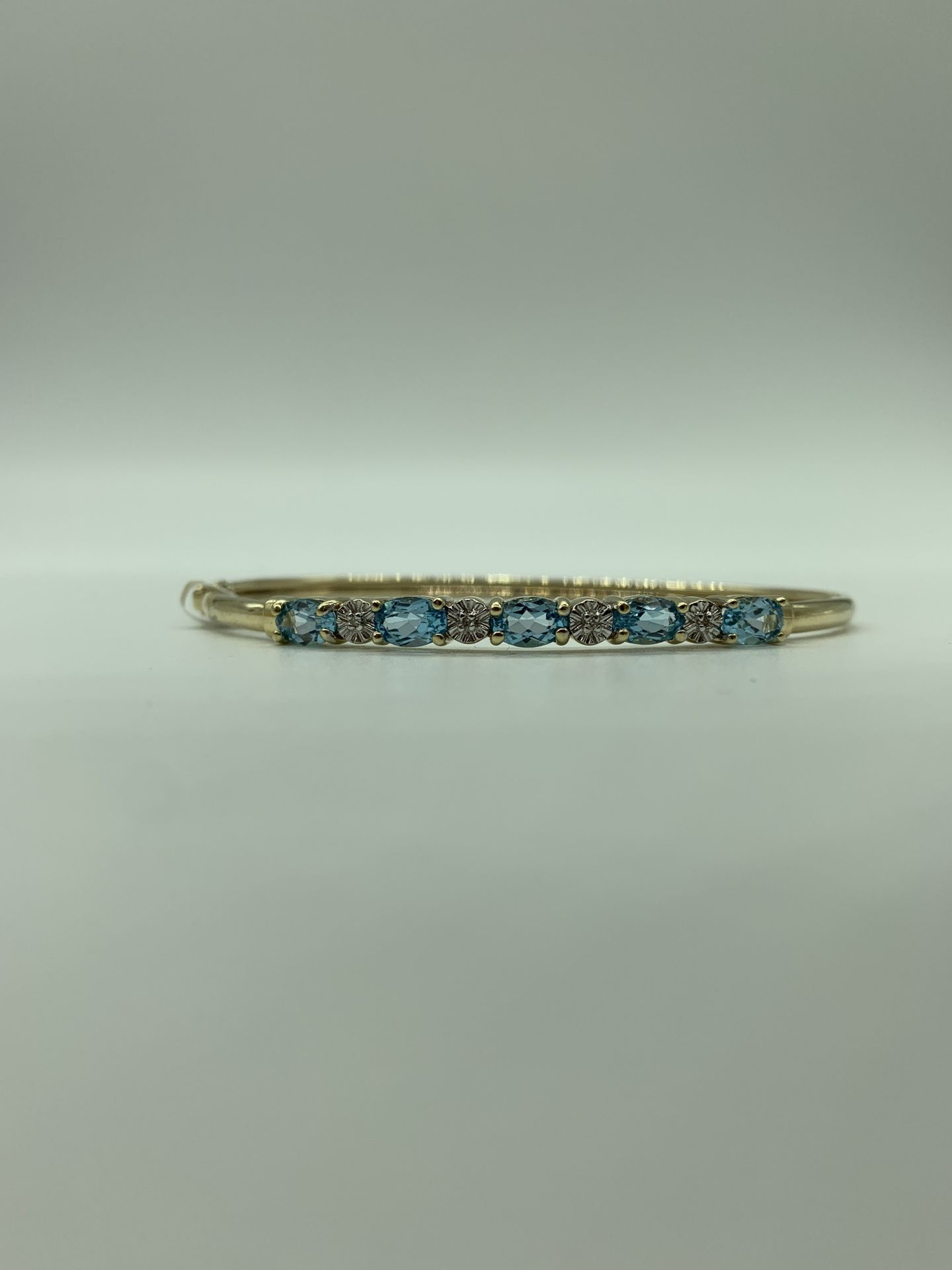 WOMENS 10KT YELLOW GOLD BANGLE
