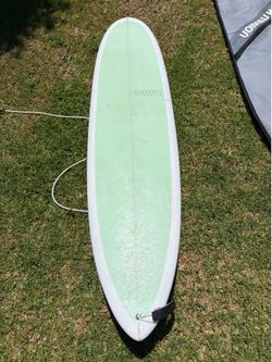 8 foot Mid length surfboard w/  fins, leash and board bag included