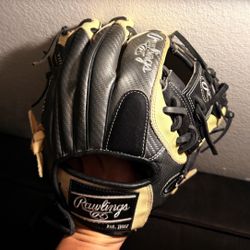 Rawlings Heart of the hide R2G. Size: 11 & 1/2"