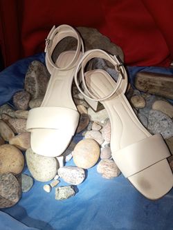 Vince Camuto White Leather Chunk Heel Sandals