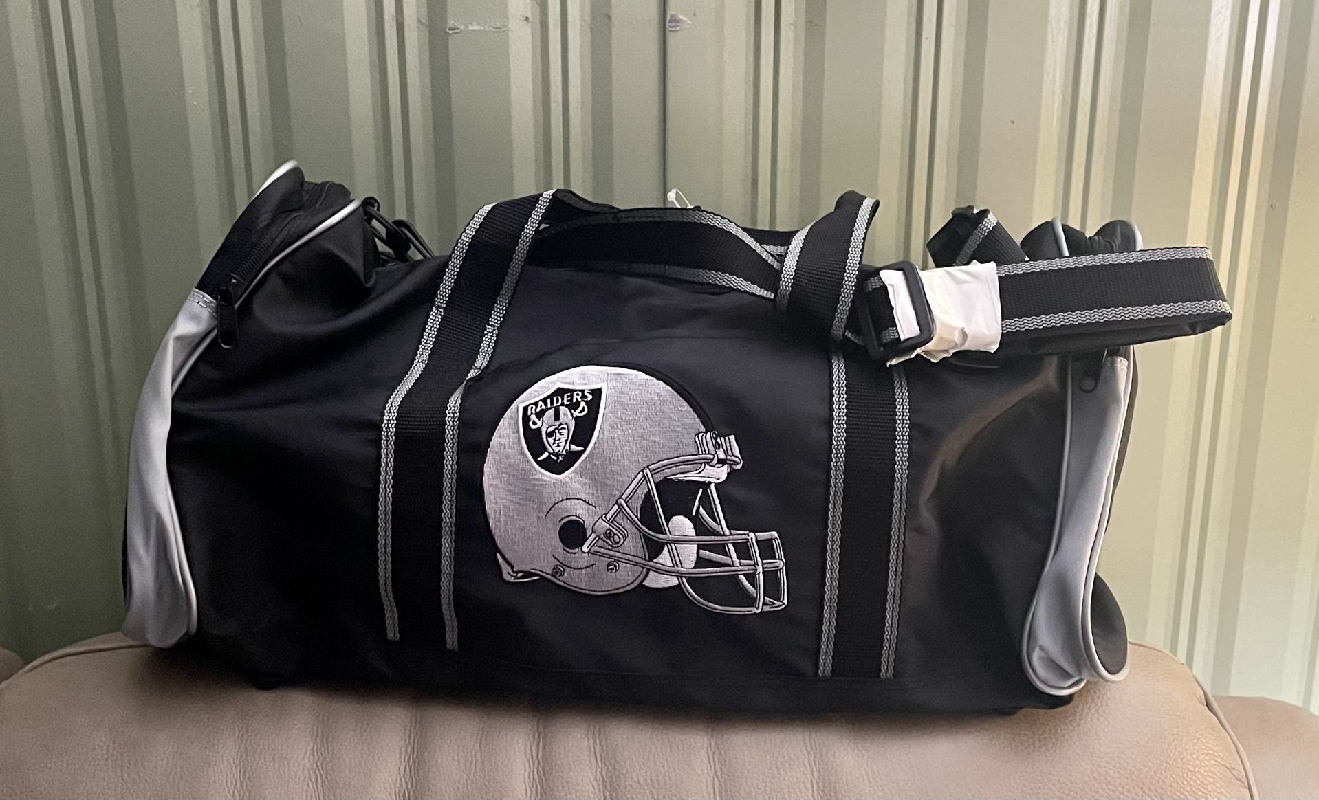 **VINTAGE** Nasco Los Angeles Raiders Gym/Soft Duffel Bag - 22 1/2” x 10” x 10”
