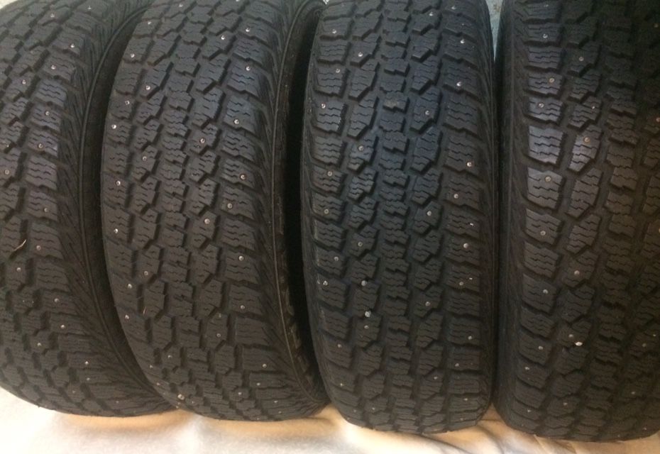 215 60 R 16 Wintercat Studded Snow Tires