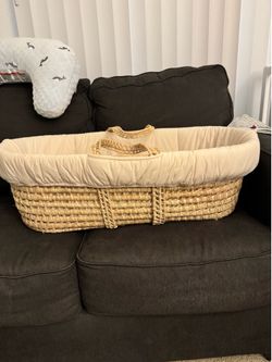 Woven wicker bassinet