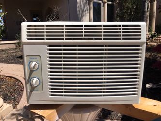 Air Conditioner A/C unit 4,000 BTU (Excellent condition)