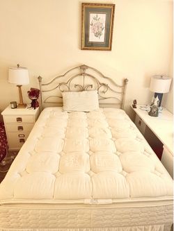 Well conditioned queen size bed with luxury mattress