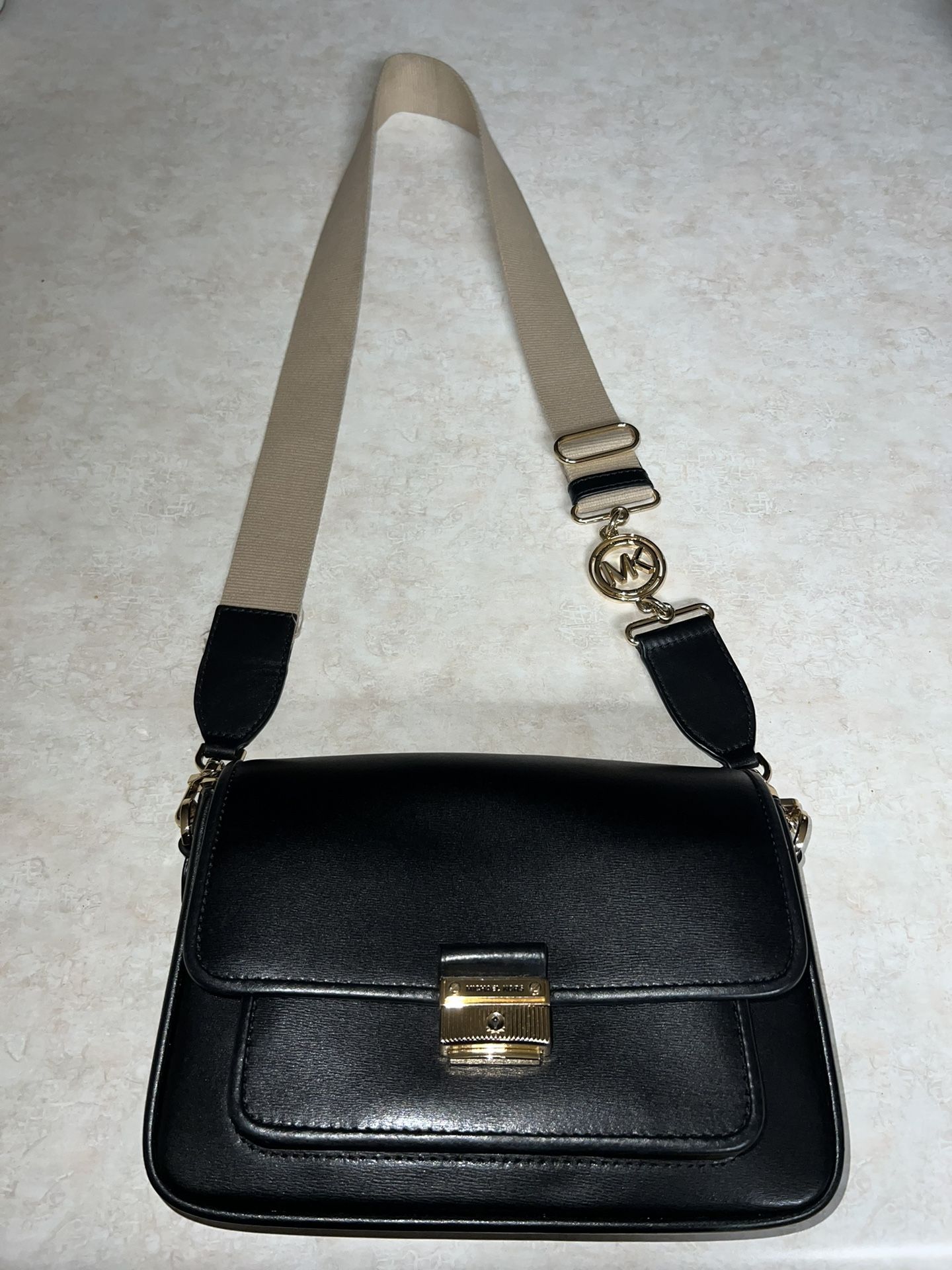 Michael Kors Bradshaw Medium Leather Messenger Bag 