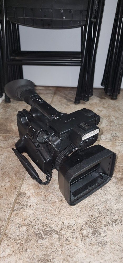Sony HXR-NX3 NXCAM Exmor Camcorder W/ 20X w/2 Battery Packs