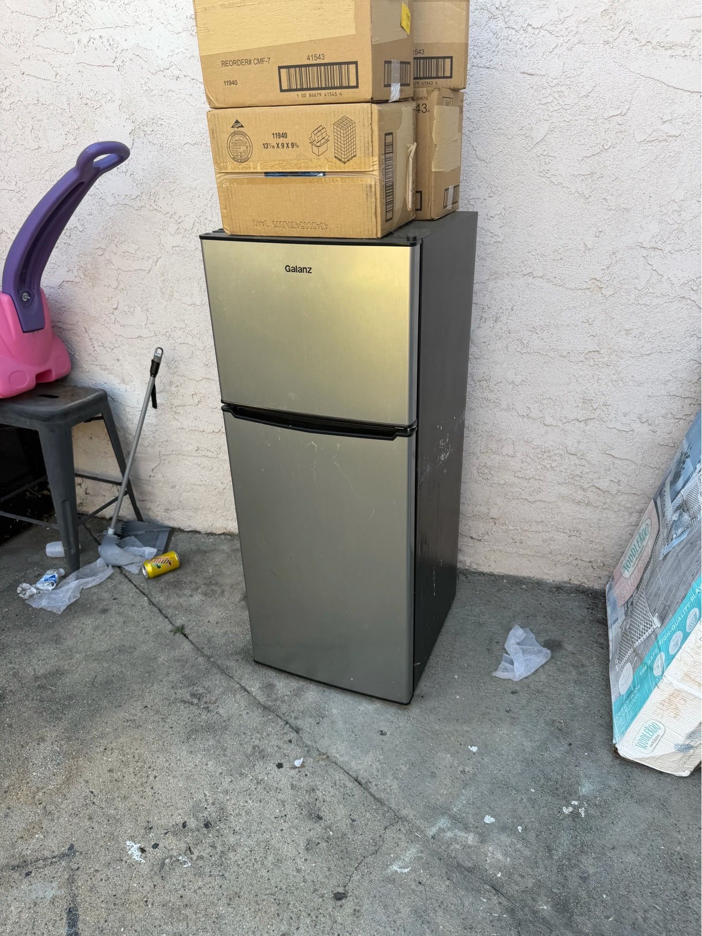 Mini fridge works