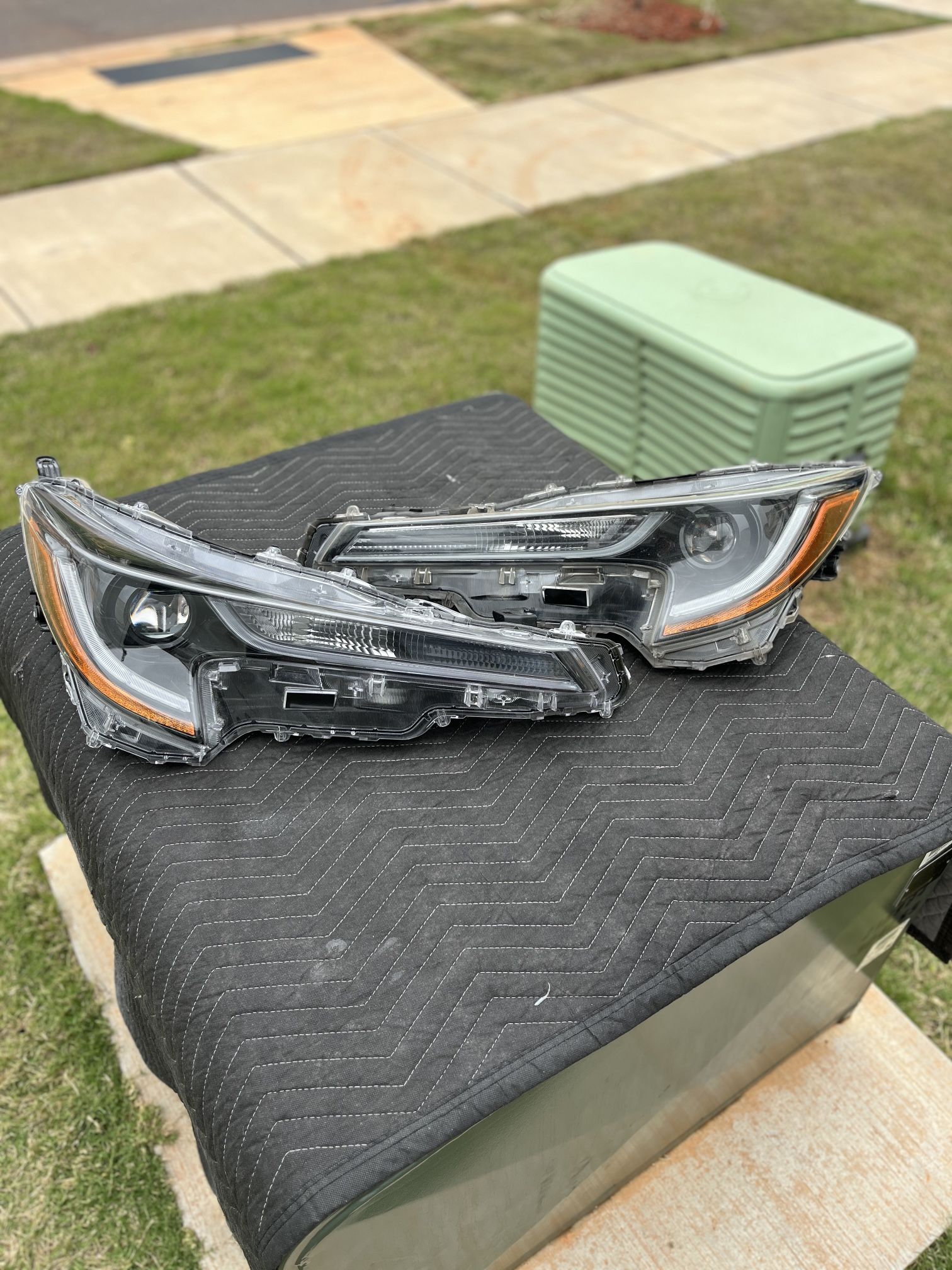 2020-2022 Toyota Corolla Headlights Oem - Used. Pair 