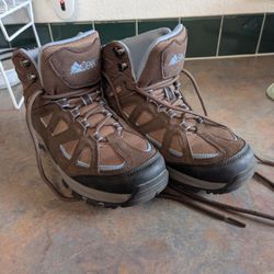 Denali Outback Women's Hiking Boots size 8 and 1/2 only worn a few times