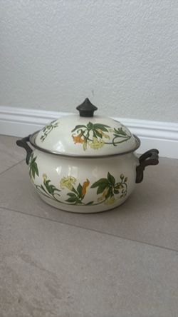 ATSA enamelware Dutch oven or casserole pot with a domed lid