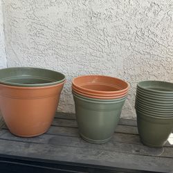 Assorted Plastic Plant Pots Tower Small Med Large 