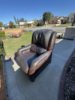 2 Recliner Chairs 