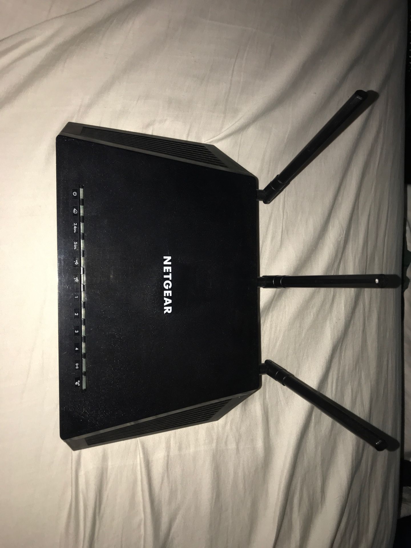 Netgear WiFi Router. Like New. AC1750 R6400