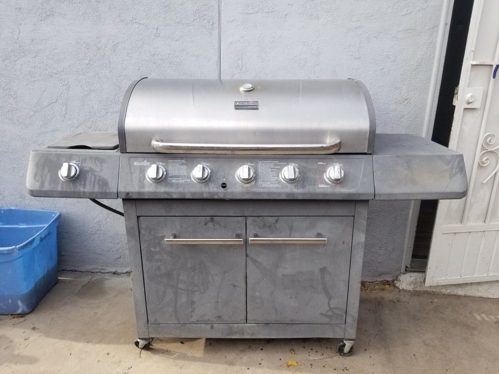 CharBroil Classic 6 burner Gas Grill comes W/Propane Tank for Sale in