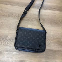 Louis Vuitton Men’s Handbag 