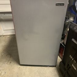 Magic chef mini fridge 4.4 cu. ft. 