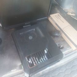 Gateway Desktop Computer With Gateway Monitor. Runs Perfectly Windows 7 Home Premium With Keyboard And Mouse 