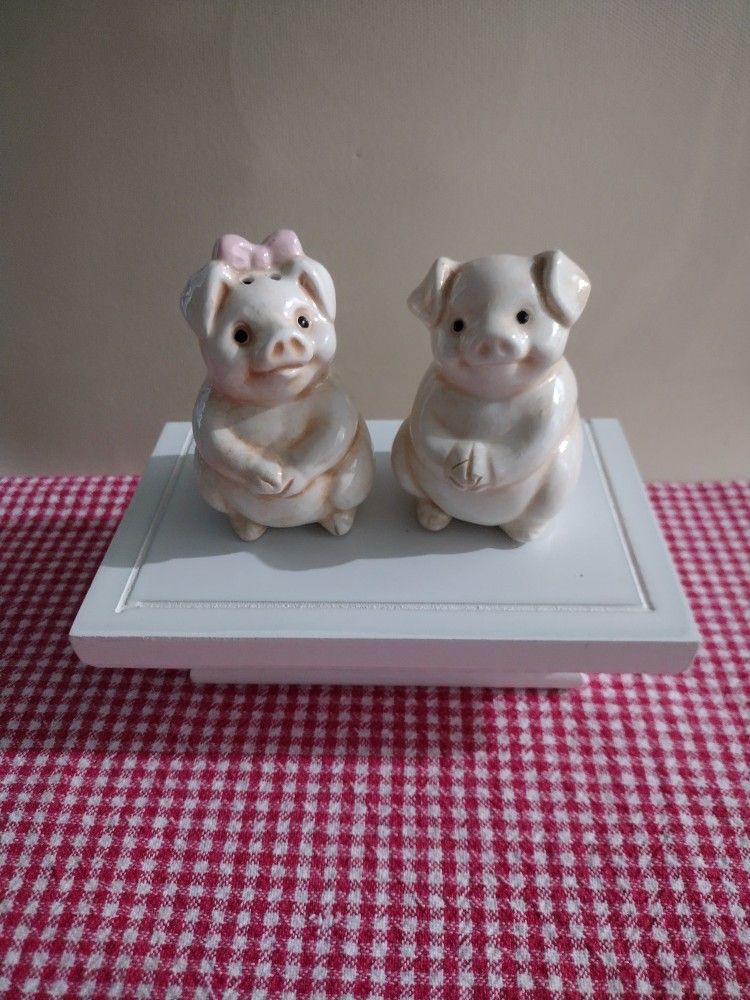 Vintage, Smiling Piglet's, Salt And Pepper Shaker's, Mint Condition.