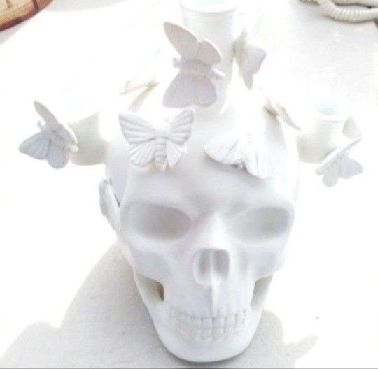 CERAMIC SKULL CANDLE HOLDER.