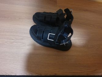 No Boundaries Chunky Fisherman Sandals - Like new