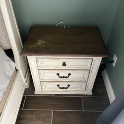 2 Matching Bedside Tables