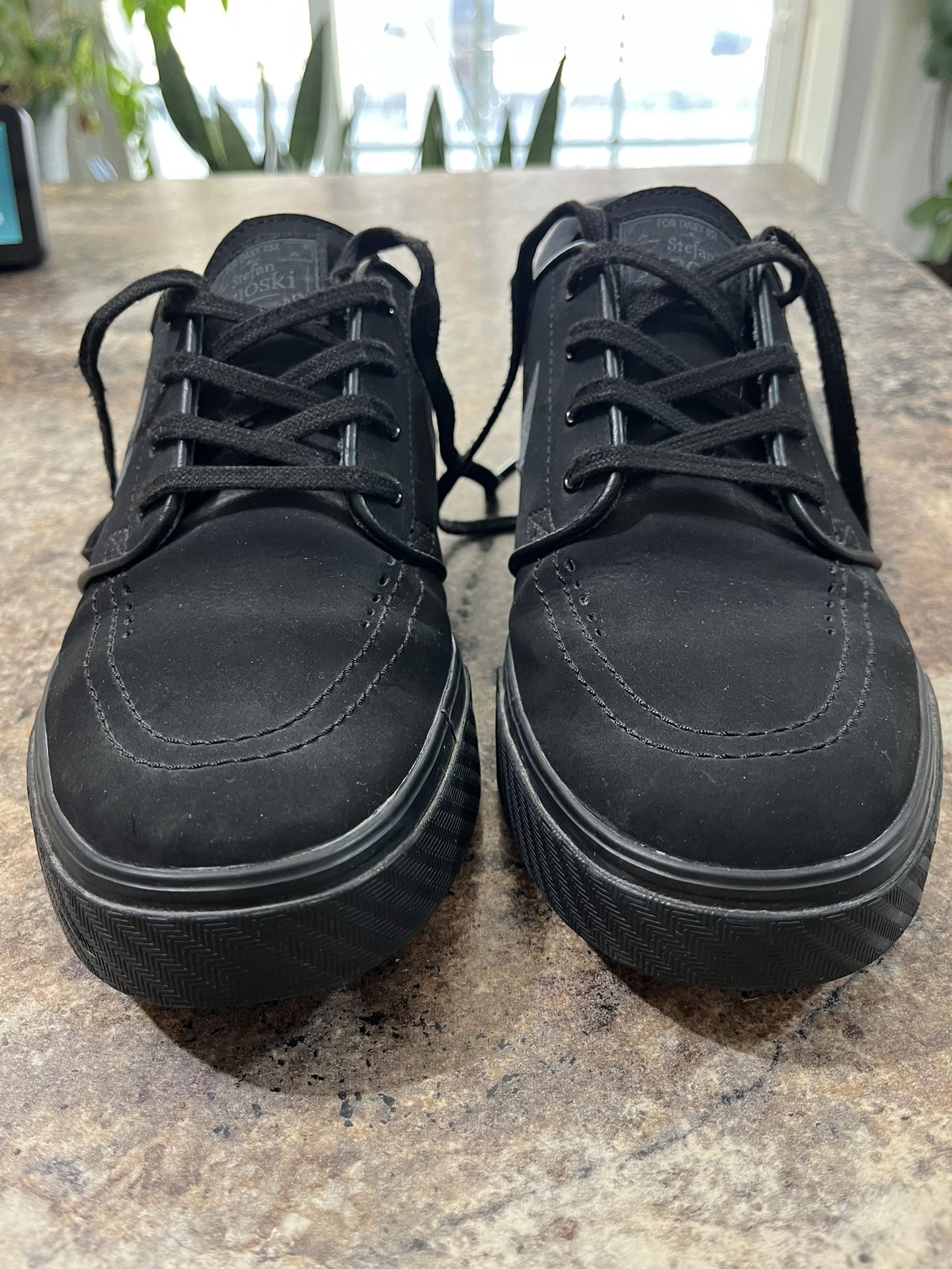 Nike SB Zoom Stefan Janoski skate shoe in a black and anthracite colorway sneakers, tennis shoes men’s size 8