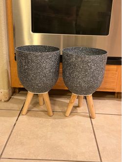 Plant pots with stands