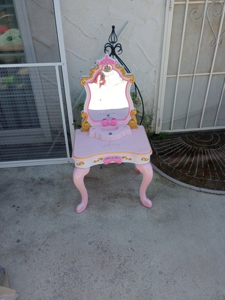 Children's Princess Dress Up Play Stand