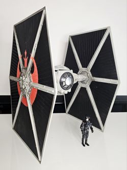 Star Wars Legacy Collection Ecliptic Evader TIE Fighter + Hobbie Klivian