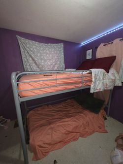 Metal bunk bed with open bottom