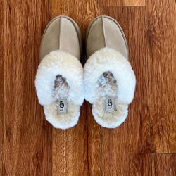 UGG Women's Disquette Slip On flats Size 8 Color: Sand With Box 